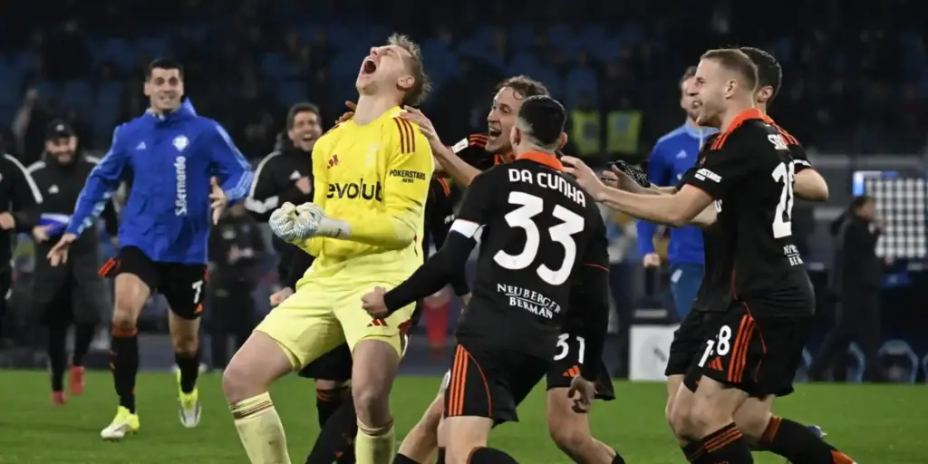 Como players celebrate after eliminating Napoli on penalties