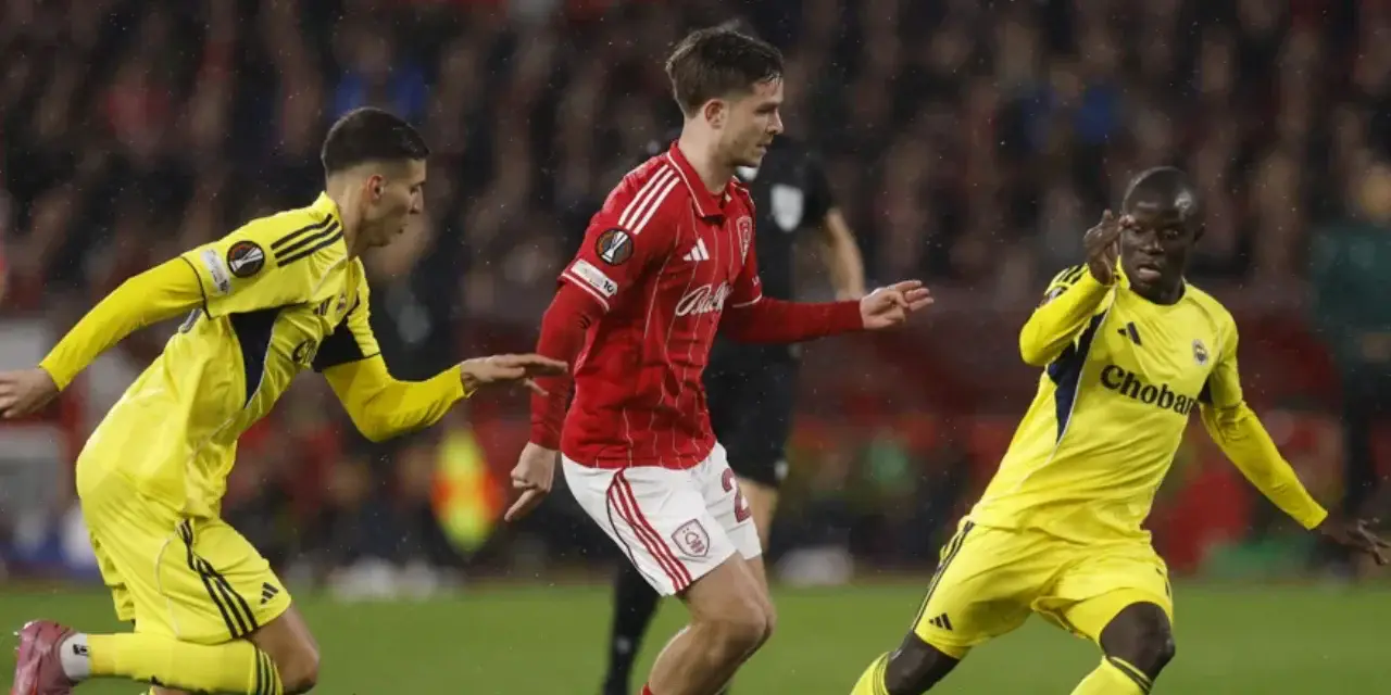 Nottingham Forest player surrounded by 2 Fenerbahce opponents