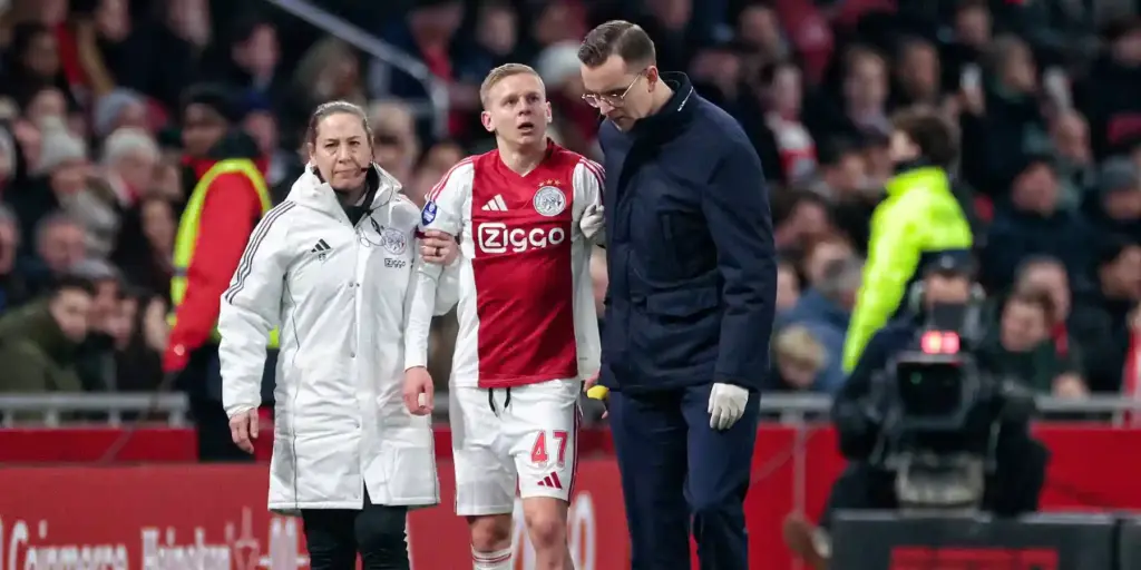 Ajax' left back Oleksandr Zinchenko leaving the field with an injury