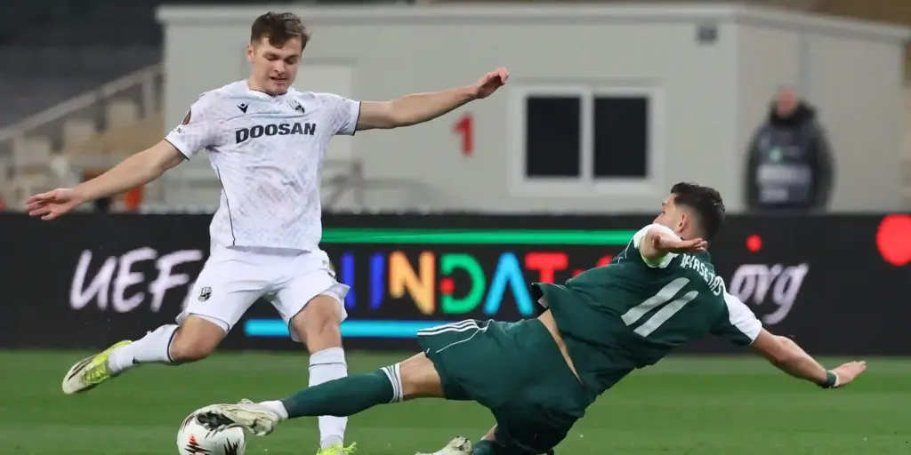 Panathinaikos player trying to block an opponent from Viktoria Plzen