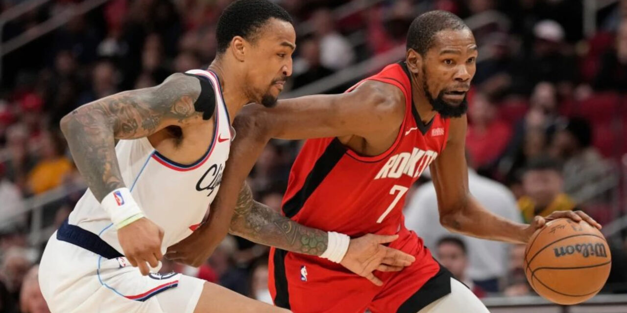 Kevin Durant dribbling the ball guarded by Los Angeles Clippers player