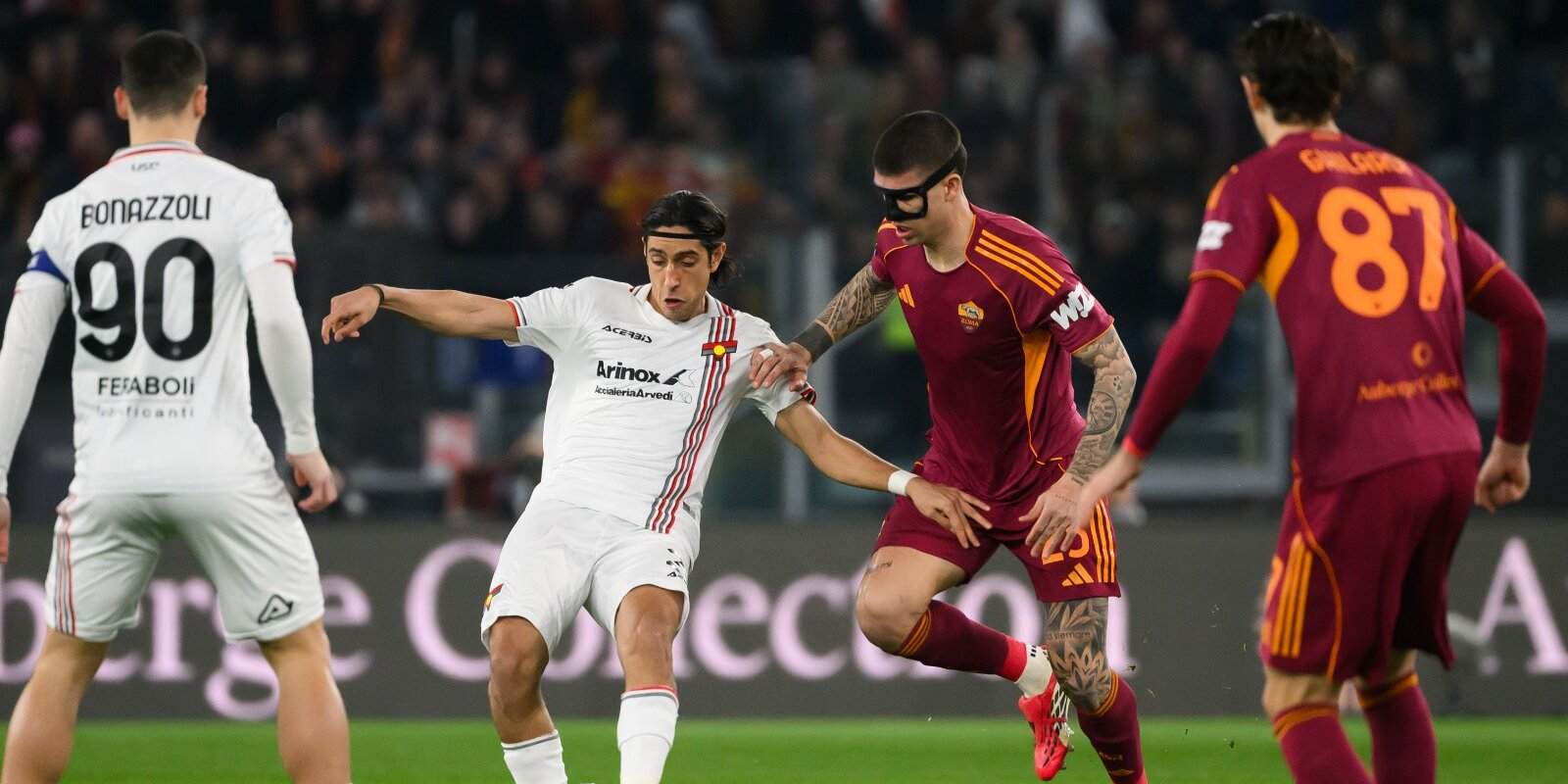 Roma and Cremonese players in a battle for the ball