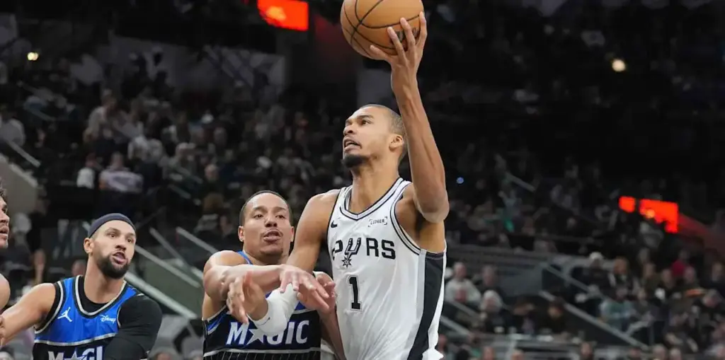 Victor Wembanyama attacking the Orlando Magic basket