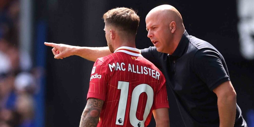 Arne Slot giving instructions to Alexis Mac Allister