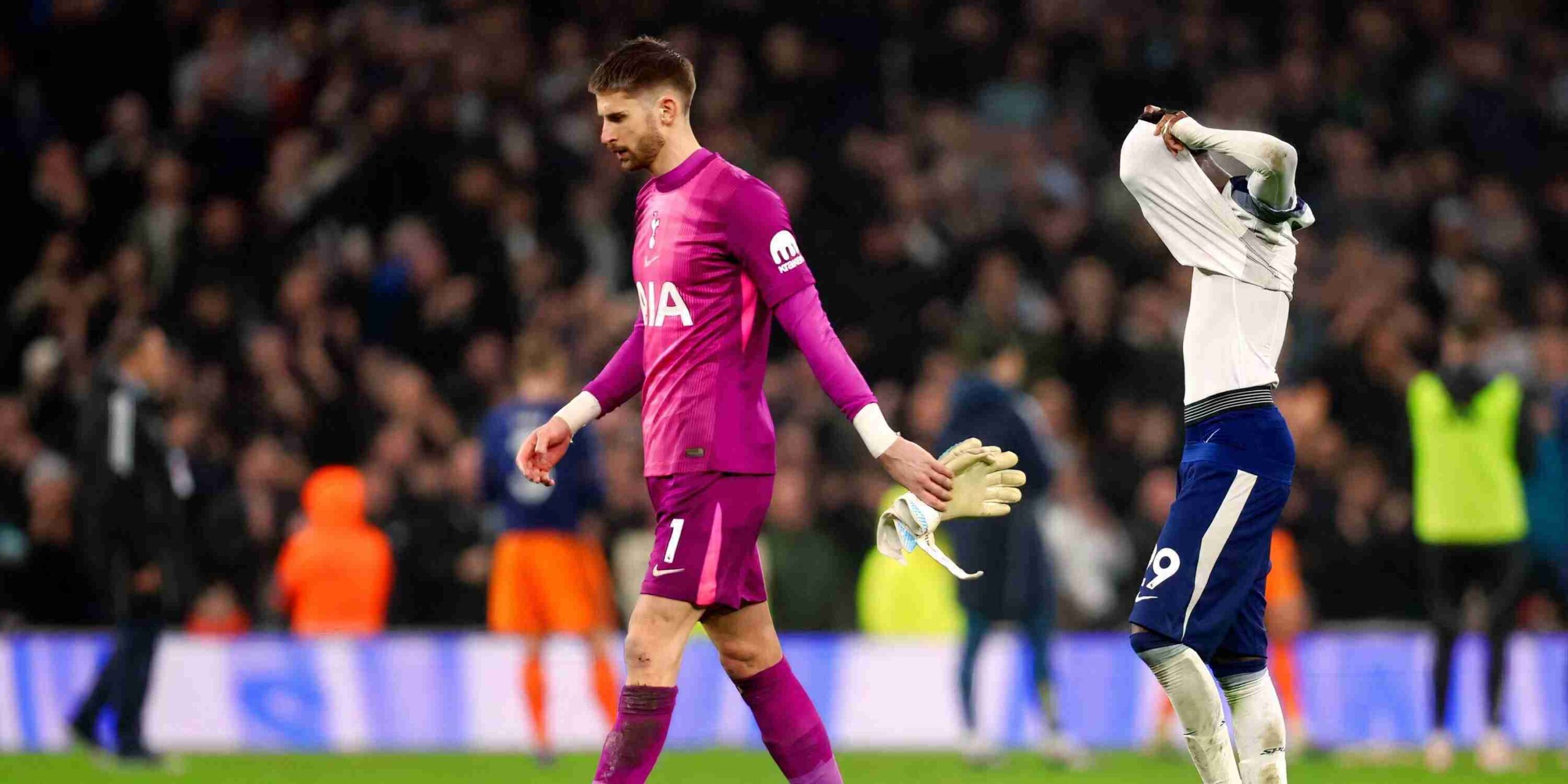 Disappointed Tottenham players leaving the field after losing 1-2 to Newcastle