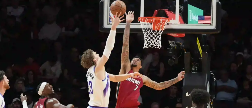 Lauri Markkanen trying to score in Miami's basket despite Kel'el Ware's defence