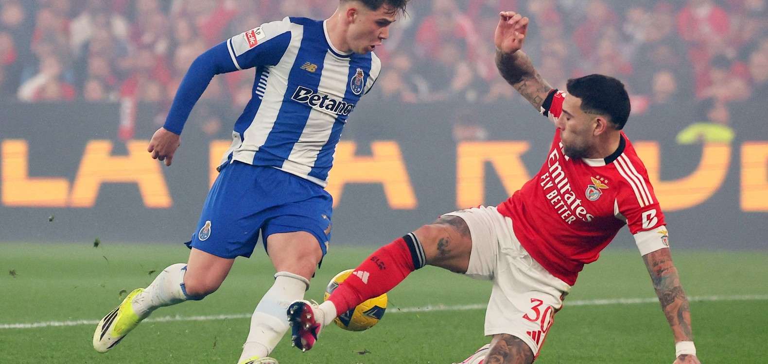 Porto player dribbles past Benfica opponent