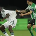 Panathinaikos player protecting the ball from a Betis opponent