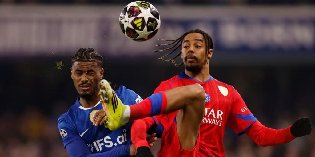 Chelsea and PSG players in a battle for the ball