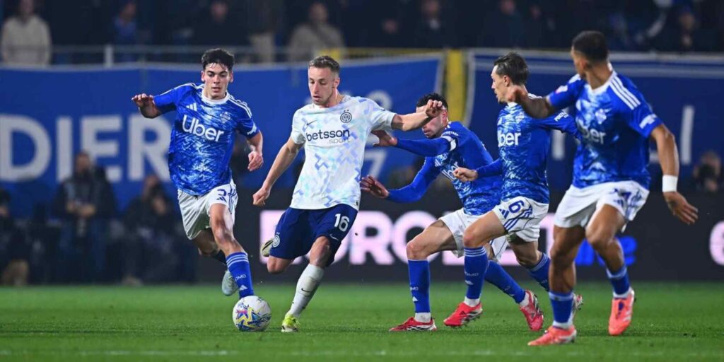 Como players watch Inter's Davide Frattesi fro