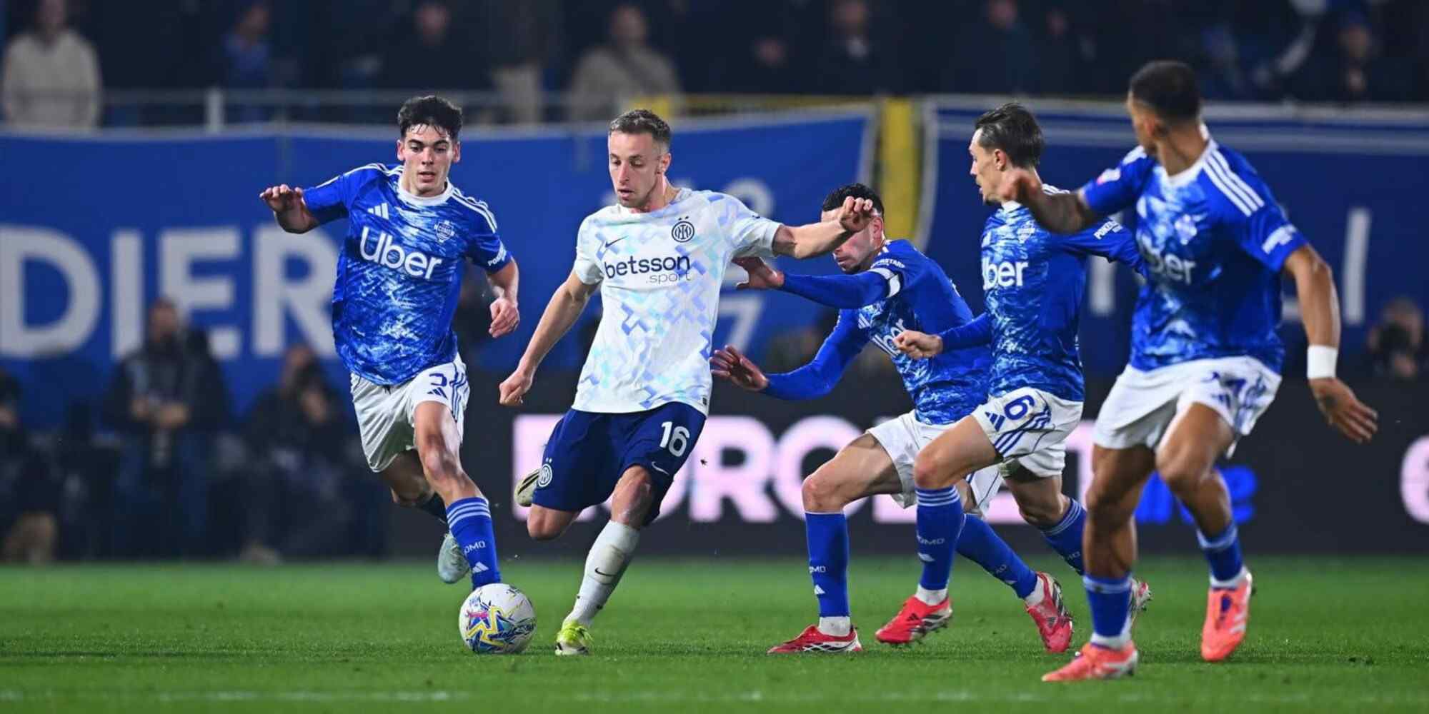 Como players watch Inter's Davide Frattesi fro