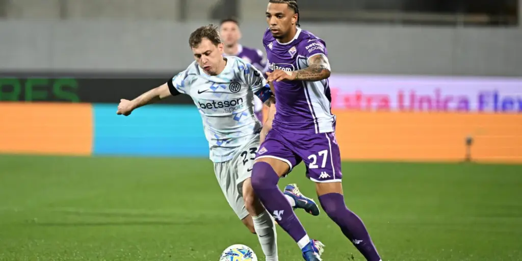 Fiorentina and Inter players in a battle for the ball