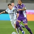 Fiorentina and Inter players in a battle for the ball