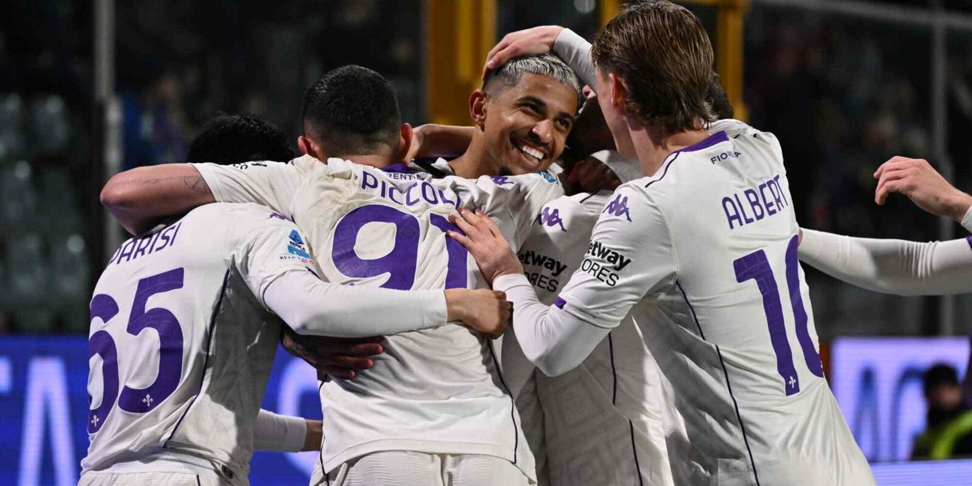 Fiorentina players celebrate after scoring against Cremonese