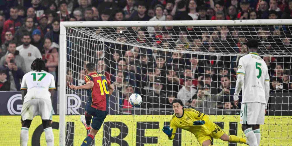 Messias scores from the penalty spot to put Genoa 2-1 up against Roma