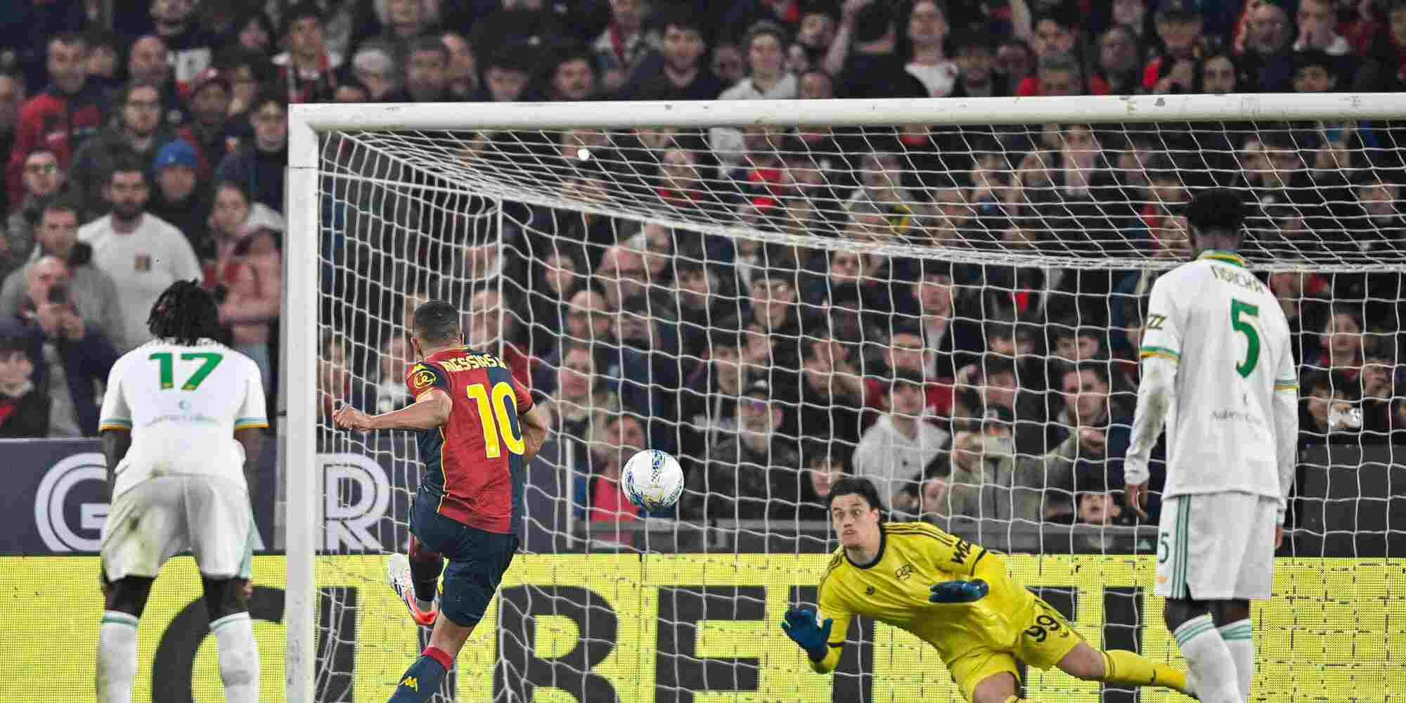 Messias scores from the penalty spot to put Genoa 2-1 up against Roma