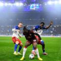 RB Leipzig player surrounded by 2 Hamburg opponents