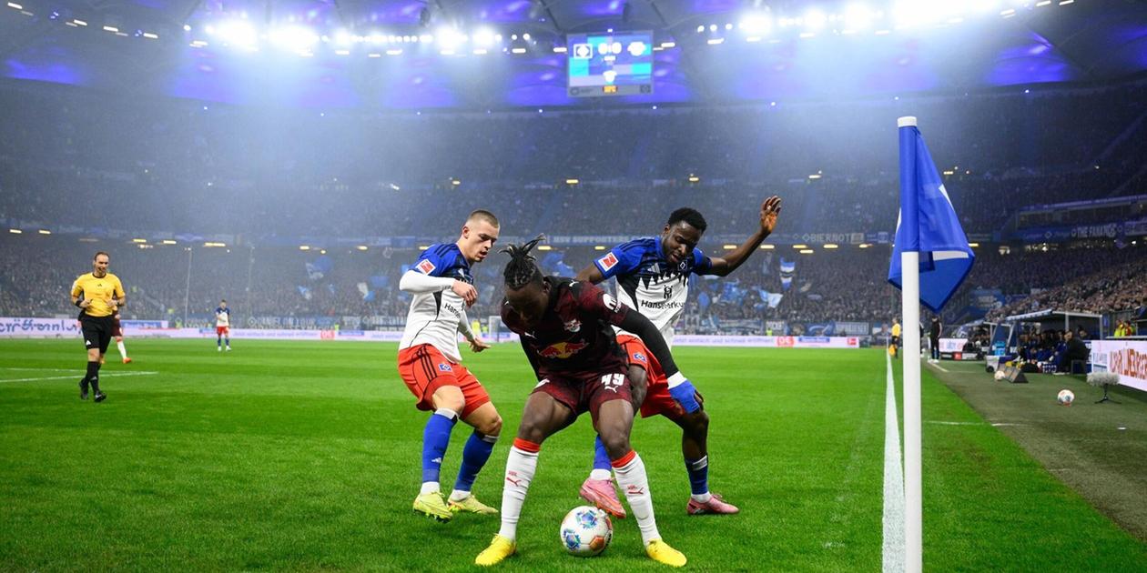 RB Leipzig player surrounded by 2 Hamburg opponents