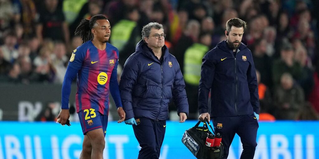 Jules Kounde leaving the field after receiving an injury in the match with Atletico Madrid