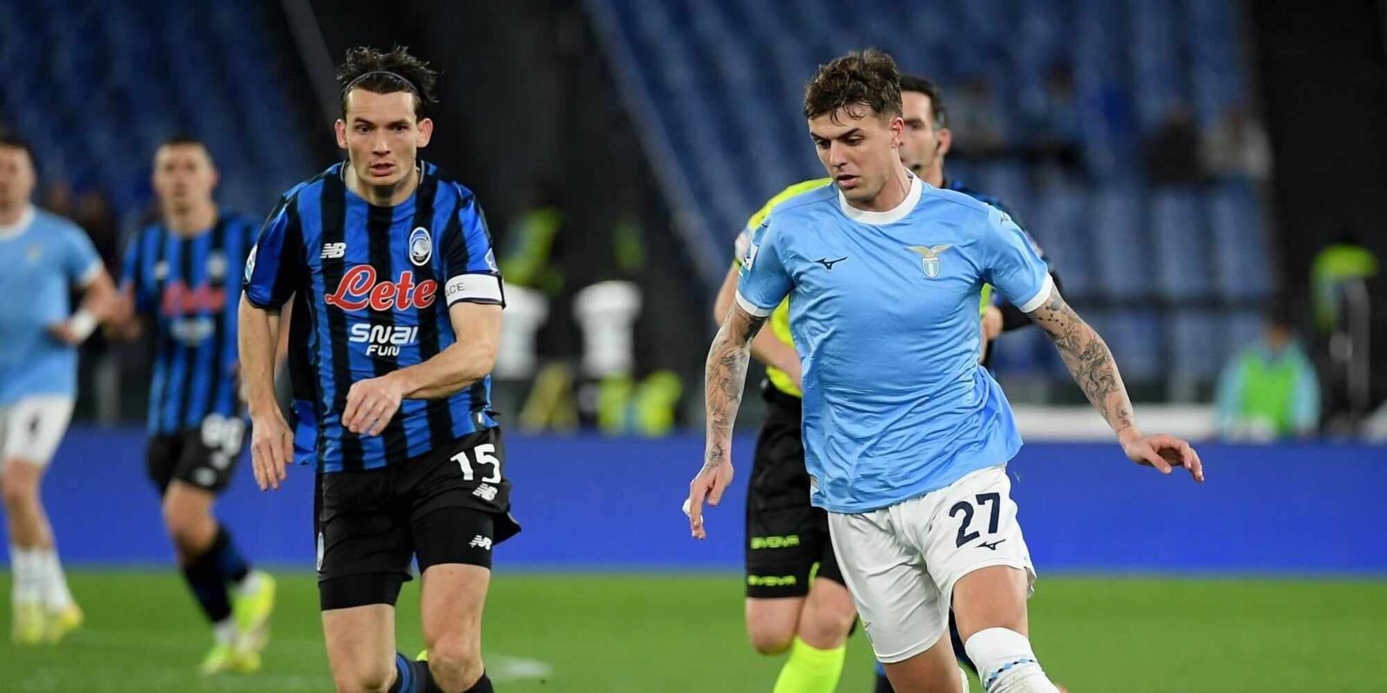 Lazio and Atalanta players in a battle for the ball