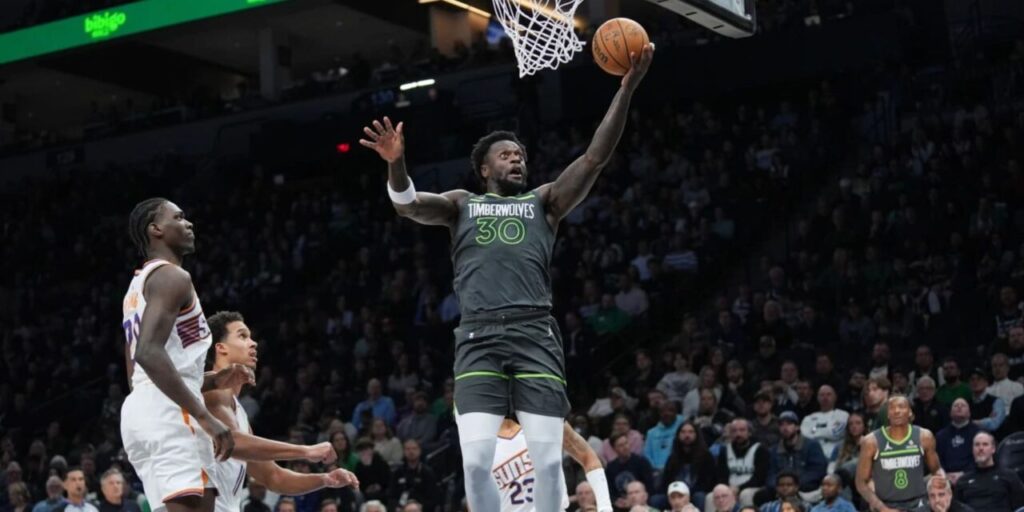 Julius Randle scoring an easy basket against Phoenix Suns