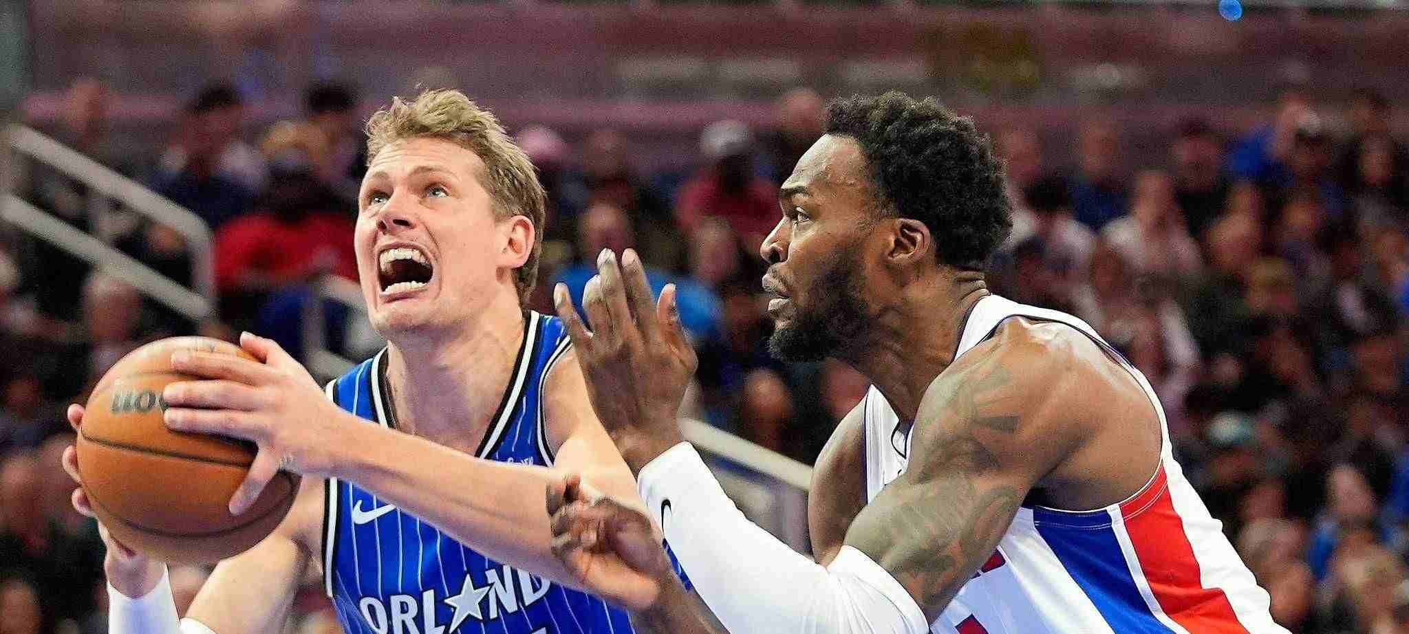 Jalen Duren trying to stop Mo Wagner from scoring