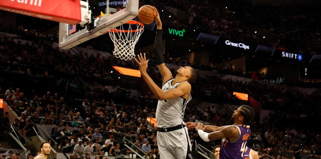 Victor Wembanyama dunking the ball