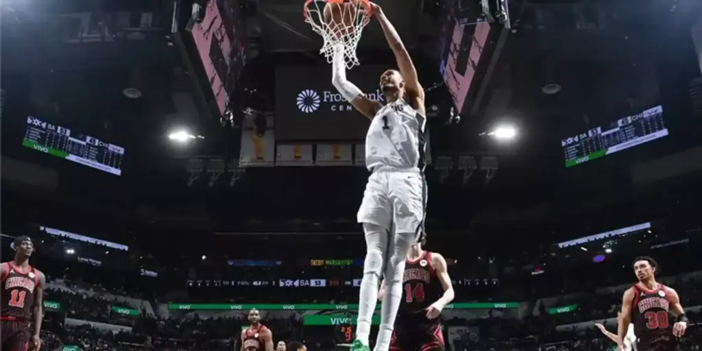VIctor Wembanyama dunking in Chicago Bulls' basket