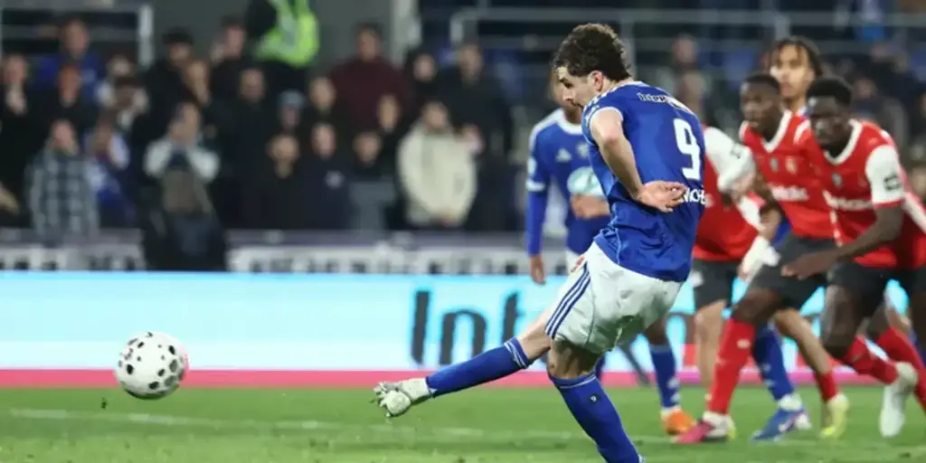 Joaquin Panichelli scoring a penalty for Strasbourg against Reims