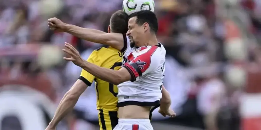 AEK and Rayo Vallecano players in a battle for a high ball