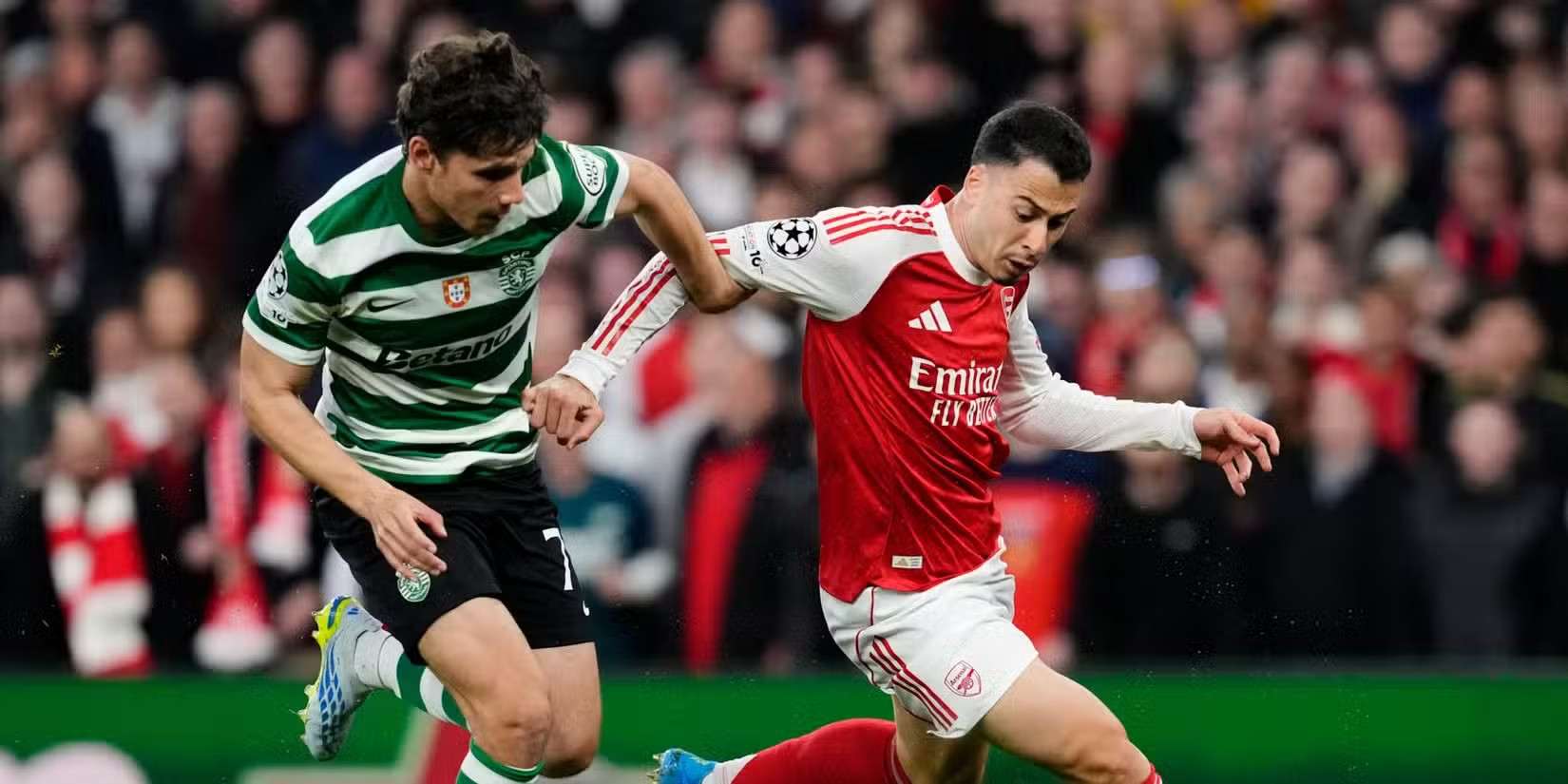 Arsenal and Sporting players in a battle for the ball