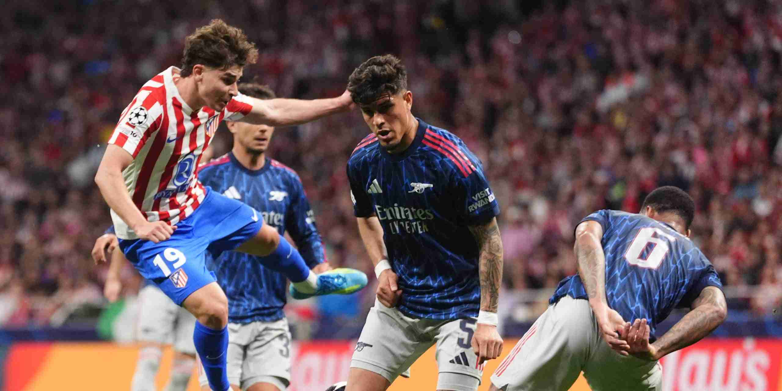 Julian Alvarez surrounded by a couple of Arsenal players