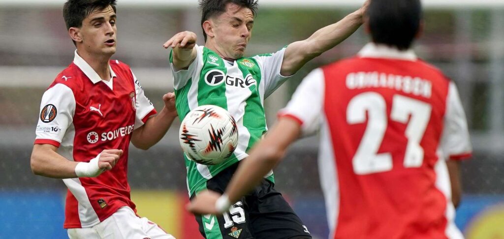 Braga and Betis players in a battle for the ball