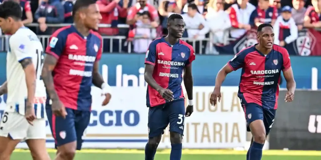 Cagliari players after just scoring against Atalanta