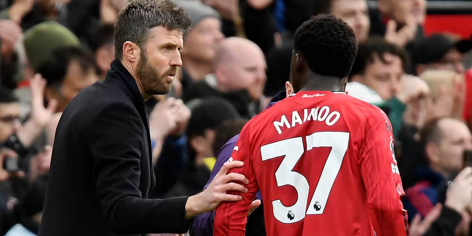 Michael Carrick giving instructions to Kobbie Mainoo
