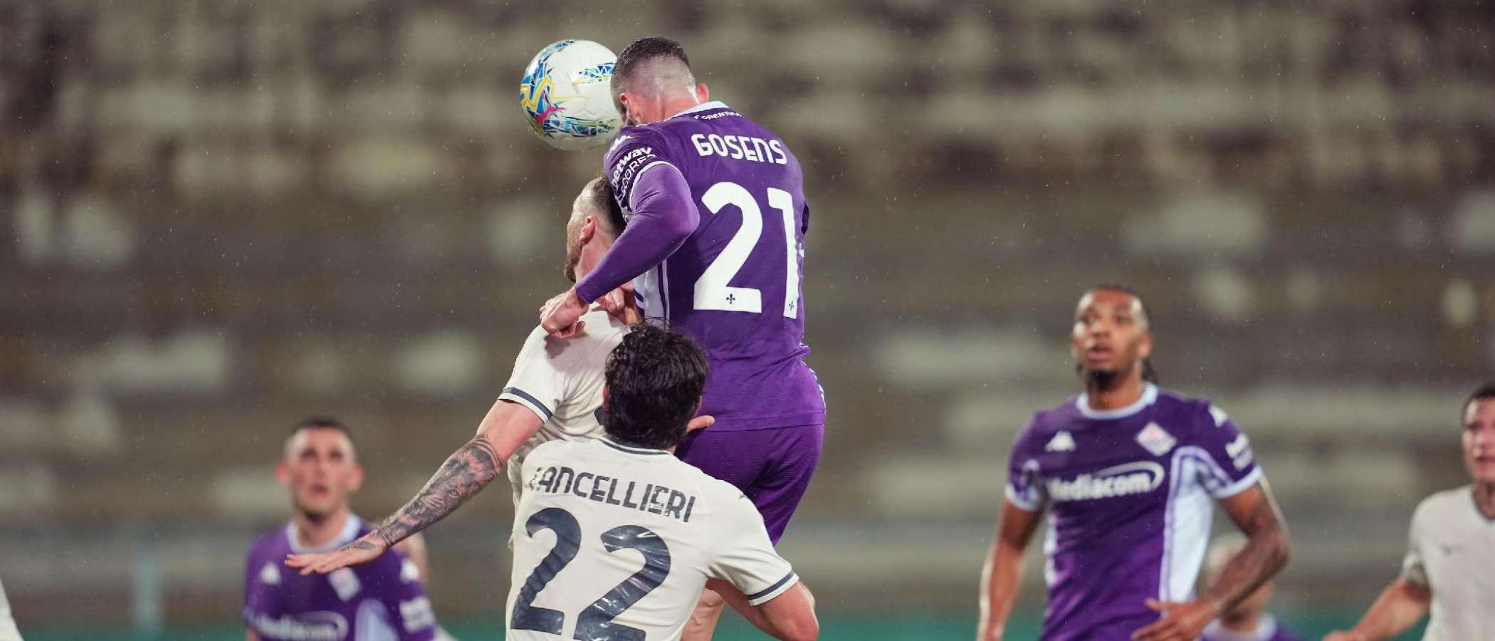 Robin Gosens head the ball in Fiorentina's match against Lazio