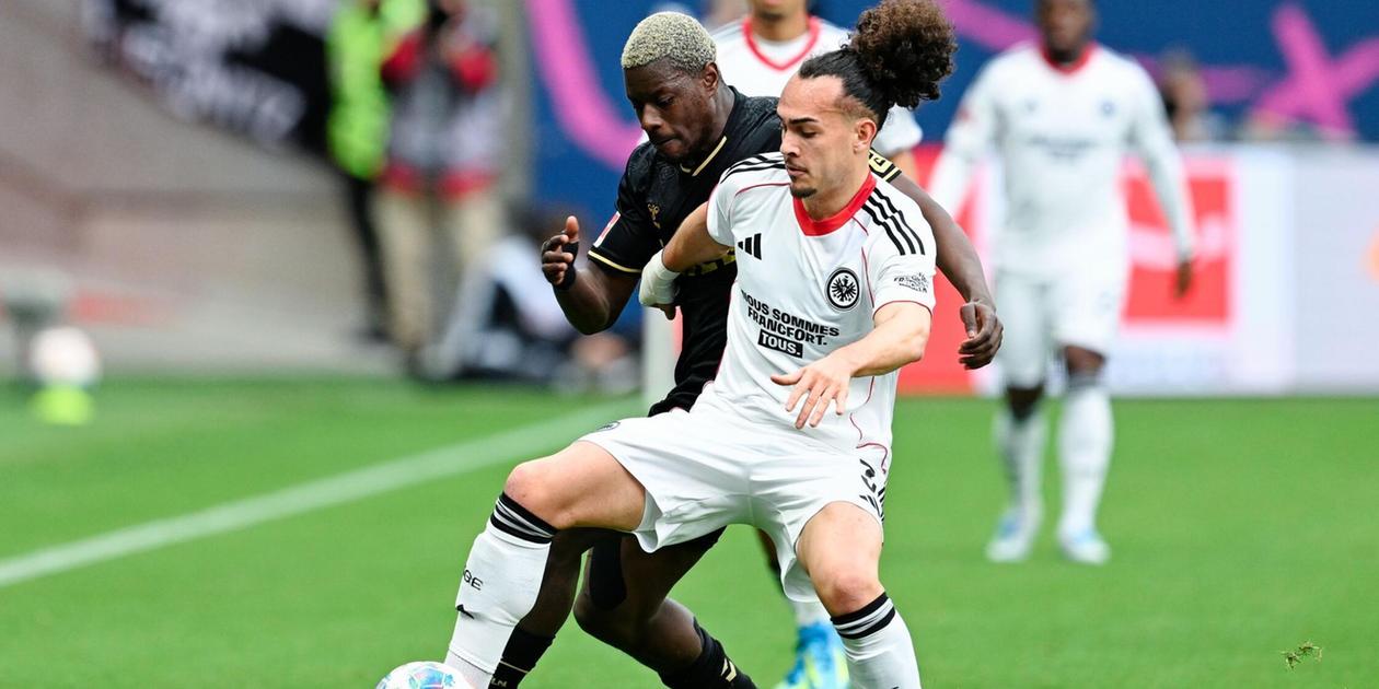 Koln and Eintracht players in a battle for the ball