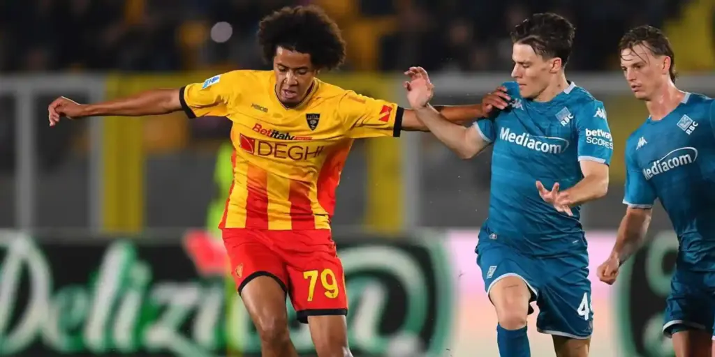 Lecce and Fiorentina players in a battle for the ball