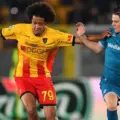Lecce and Fiorentina players in a battle for the ball