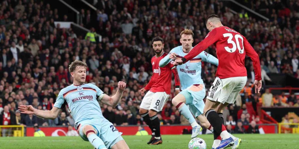 Benjamin Sesko shooting toward Brentford's goal