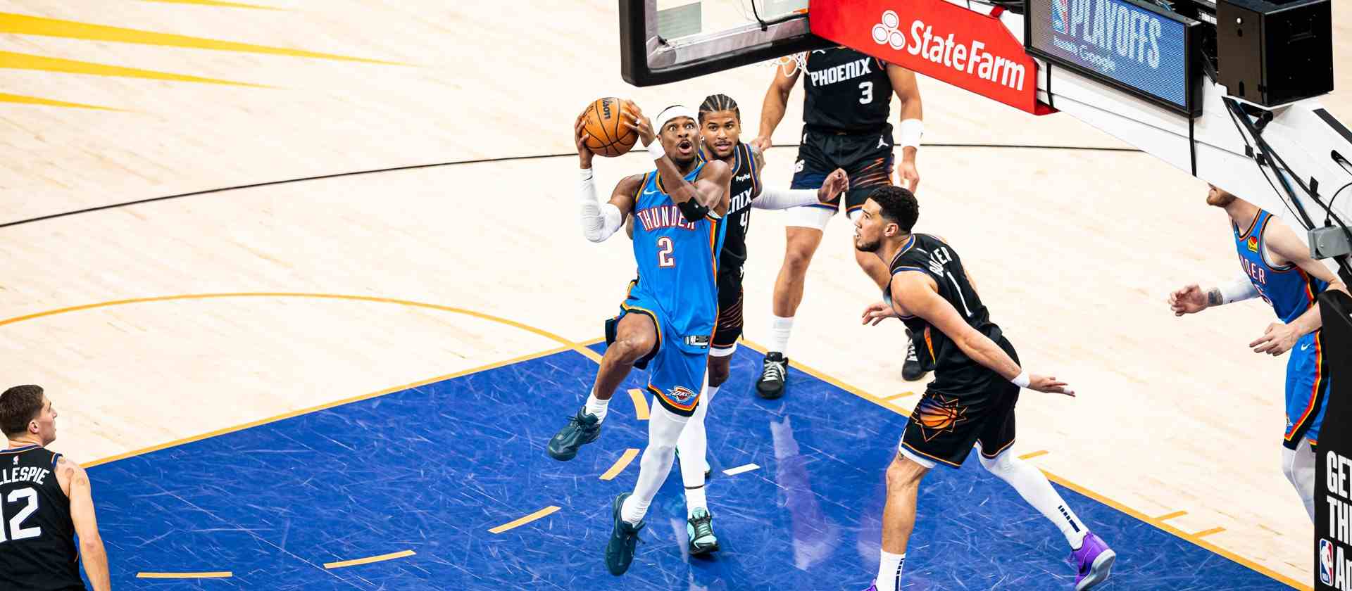 Shai Gilgeous-Alexander attacking Phoenix' basket