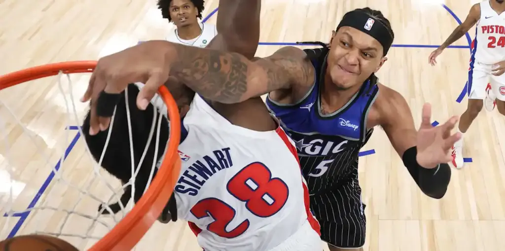 Paolo Banchero dunks on Isaiah Steward