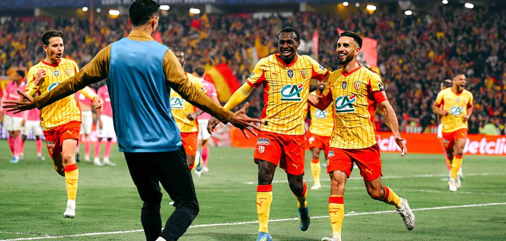 Lens players celebrate after scoring against Toulouse