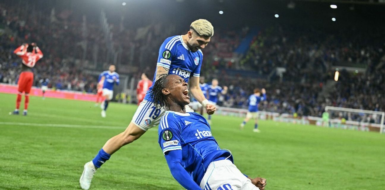 Strasbourg players celebrate after scoring against Mainz