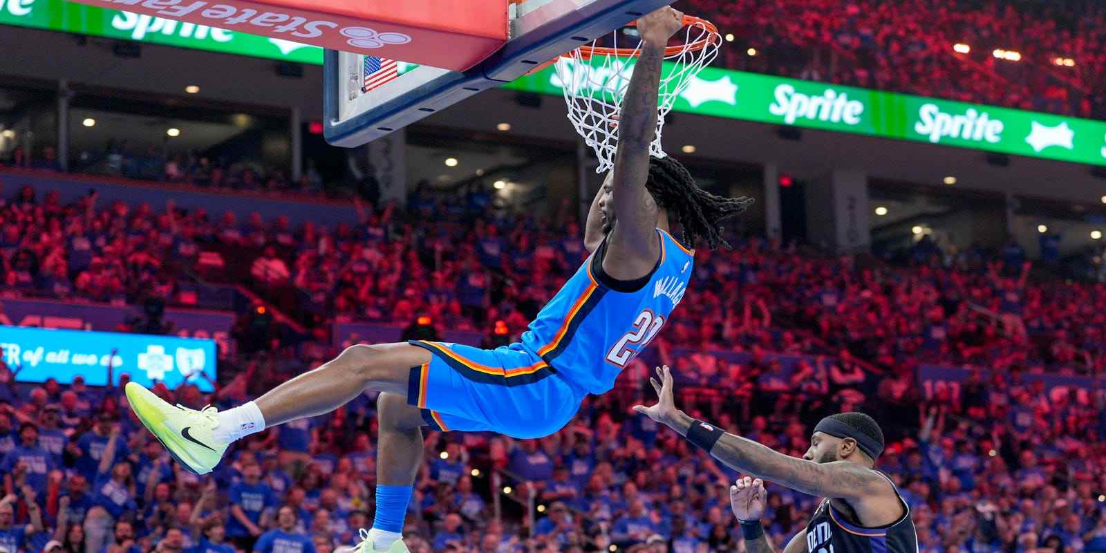 Cason Wallace dunking the ball