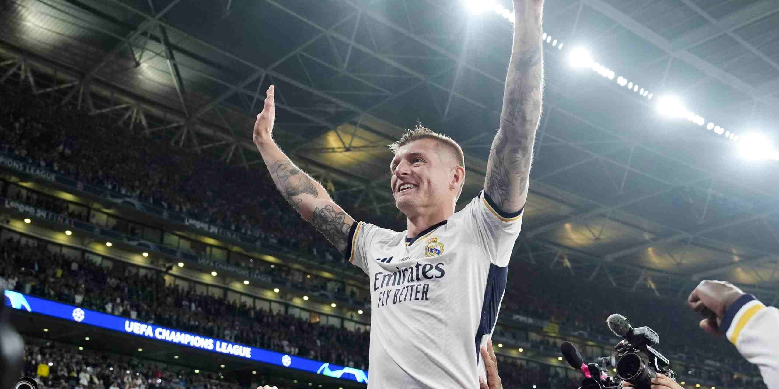 Toni Kroos greeting the Santiago Bernabeu crowd