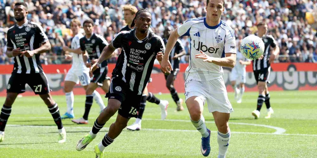 Udinese and Como players in a battle for the ball