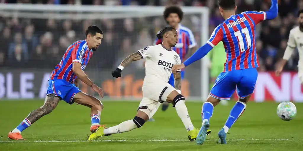 West Ham and Crystal Palace in a battle for the ball