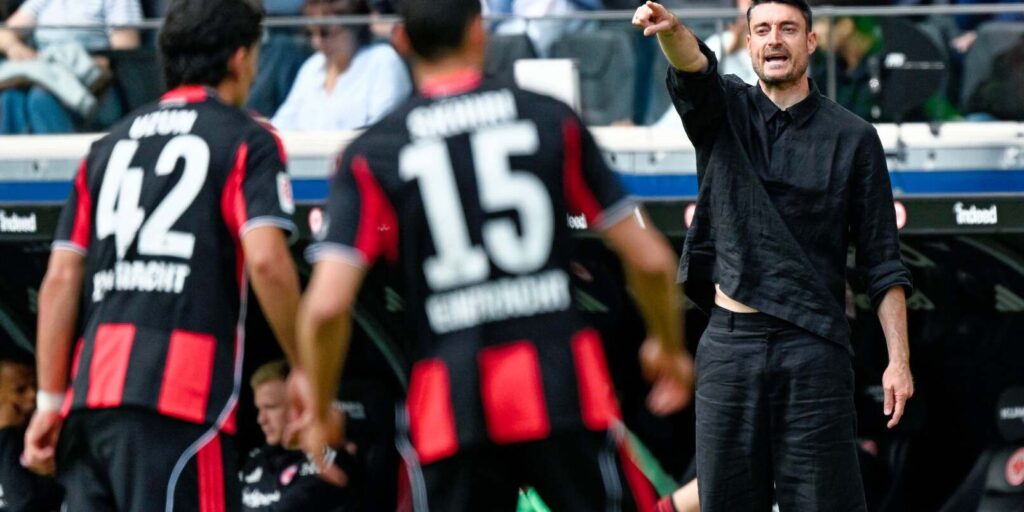 Albert Riera giving instructions to Eintracht players