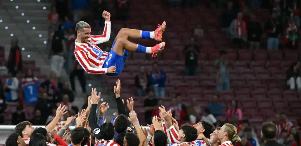 Atletico Madrid players throwing Antoine Griezmann in the air
